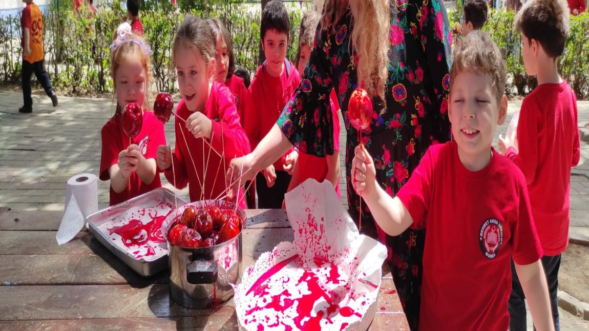Türk kültürünün klasik tatlılarından olan elma şekeri ve mutlu ettiği çocuklar
